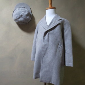 Grauer Wollmantel und Hutmütze mit Fischgrätenmuster für Jungen mit Beanie 'Beau Brummel Clothing Reg'd.' Hergestellt in England