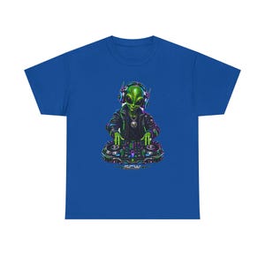 Alien DJ T-shirt | Neon ruimtewezen, draaitafelafbeelding, koningsblauw, rood T-shirt