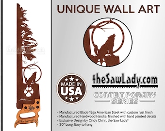 Op de afbeelding: Een 76,2 cm lange, rustieke metalen wandkunst zaagblad met een wolf die huilt naar de maan. Het zaagblad is gemaakt van 18-gauge Amerikaans staal met een aangepaste roest afwerking en een hardhouten handvat met handgeschilderde details. Het zaagblad is gelabeld "theSawLady.com CONTEMPORARY SERIES" en "MADE IN USA".
