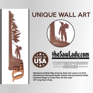 Può includere: Un'opera d'arte murale in metallo lunga 76 cm a forma di sega con finitura rustica. La lama della sega presenta una silhouette di una persona che abbatte un albero. Il manico è in legno duro ed è dipinto con dettagli. L'opera d'arte è realizzata negli Stati Uniti e fa parte della serie Contemporary di theSawLady.com.