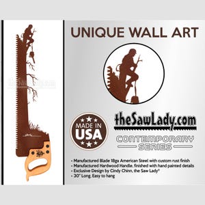 Op de afbeelding: Een 76,2 cm lang metalen wandsculptuur van een zaag met een rustieke afwerking. Het zaagblad is gemaakt van 18 gauge Amerikaans staal en de handgreep is van hardhout. De zaag is afgebeeld met een persoon bovenop een boom, en de tekst "theSawLady.com CONTEMPORARY SERIES" is zichtbaar onder de afbeelding. Het beeldhouwwerk is gemaakt in de VS.