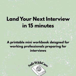 以下が含まれることがあります： 薄緑色の印刷可能なミニワークブック。黒い文字で「Land Your Next Interview in 15 minutes」および「A printable mini workbook designed for working professionals preparing for interviews」と書かれており、本のアイコンと「SafeWithCass」の文字が添えられています。