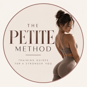 Peut inclure: Un graphique circulaire avec le texte THE PETITE METHOD TRAINING GUIDES FOR A STRONGER YOU en lettres marron foncé. À droite, une personne est vue de dos, portant une brassière de sport et un legging taille haute de couleur taupe.