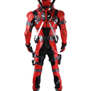 Pu&ograve; includere: Un costume integrale di Deadpool composto da una tuta rossa e nera con piastre di armatura modellate, una cintura multiuso e due katane incrociate sulla schiena. Il costume include guanti neri, stivali e un emblema circolare sulla schiena.