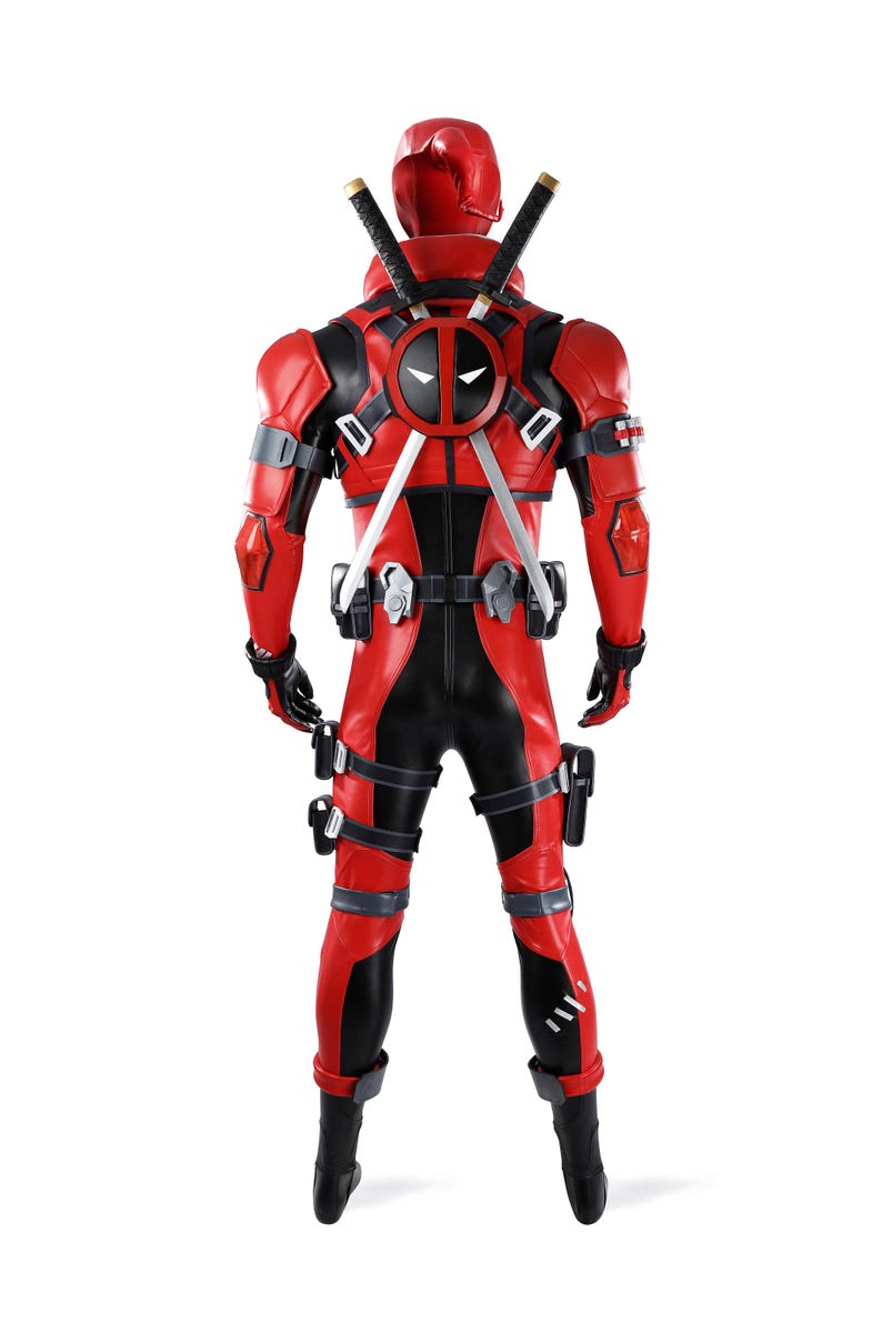 Pu&ograve; includere: Un costume integrale di Deadpool composto da una tuta rossa e nera con piastre di armatura modellate, una cintura multiuso e due katane incrociate sulla schiena. Il costume include guanti neri, stivali e un emblema circolare sulla schiena.