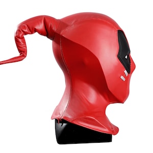 Pu&ograve; includere: Una maschera integrale rosso brillante realizzata in un materiale liscio simile alla pelle. La maschera presenta una lunga protuberanza curva a forma di corno sulla parte superiore, toppe nere sugli occhi e due piccoli accenti bianchi sulla guancia.