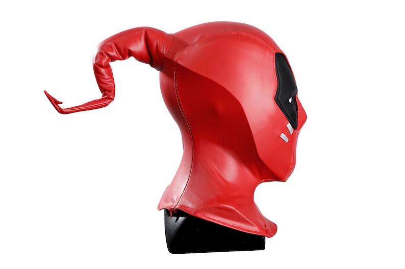 Pu&ograve; includere: Una maschera integrale rosso brillante realizzata in un materiale liscio simile alla pelle. La maschera presenta una lunga protuberanza curva a forma di corno sulla parte superiore, toppe nere sugli occhi e due piccoli accenti bianchi sulla guancia.