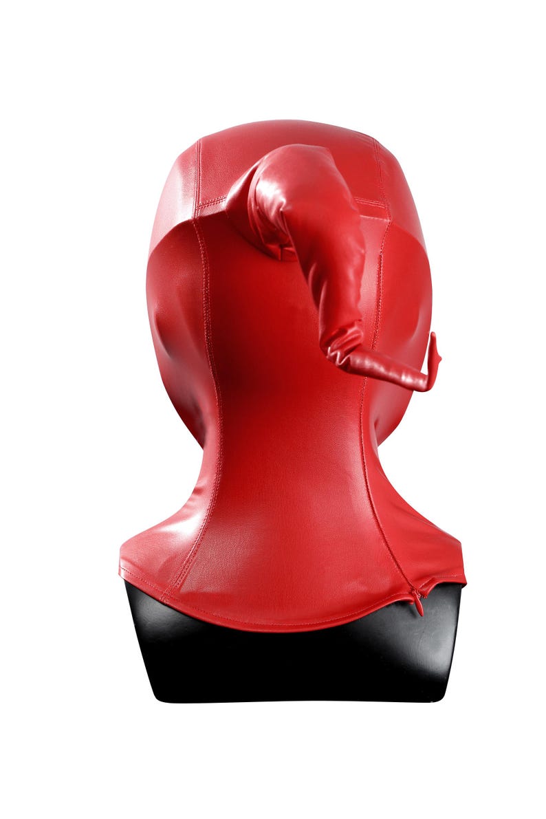 Pu&ograve; includere: Un cappuccio rosso brillante che copre l'intera testa, realizzato in un materiale liscio simile alla pelle. Il cappuccio presenta una prominente protuberanza curva a forma di corno sulla parte superiore e una cerniera alla base del collo a destra.