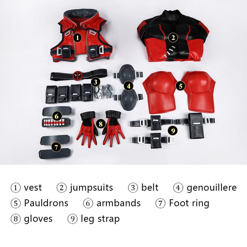 Pu&ograve; includere: Un set di costumi composto da un gilet rosso e nero, una tuta, una cintura con un emblema circolare, ginocchiere, spallacci, bracciali, anelli per i piedi, guanti e cinghie per le gambe con tasche. Gli articoli sono numerati da uno a nove.