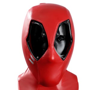 Pu&ograve; includere: Una maschera rossa che copre l'intera testa con una consistenza liscia simile alla pelle e grandi aperture oculari nere angolari. La maschera presenta due piccoli accenti orizzontali color argento sulla guancia destra e copre testa e collo.