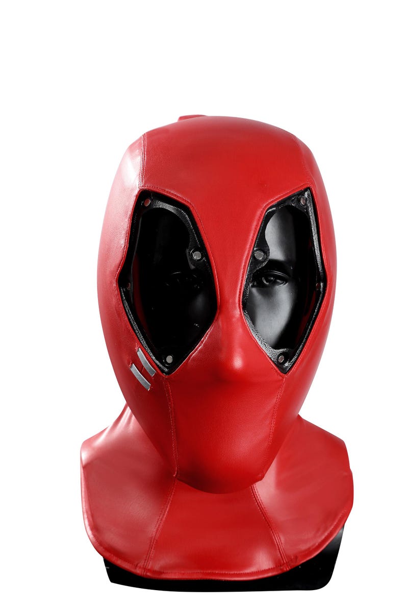 Pu&ograve; includere: Una maschera rossa che copre l'intera testa con una consistenza liscia simile alla pelle e grandi aperture oculari nere angolari. La maschera presenta due piccoli accenti orizzontali color argento sulla guancia destra e copre testa e collo.