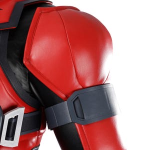 Pu&ograve; includere: Una giacca da costume rossa e nera con spalline imbottite, una fascia grigio scuro sul bicipite e una fibbia rettangolare color argento sul petto. Il capo &egrave; realizzato in un materiale liscio simile alla pelle con cuciture strutturate.