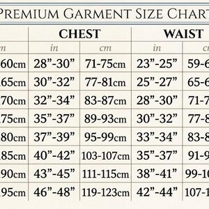 Pu&ograve; includere: Una tabella delle taglie per abbigliamento premium con sfondo beige e testo scuro. La tabella elenca le taglie dalla XXS alla XXXL, fornendo le misure di altezza, torace, vita e fianchi in pollici e centimetri per la scelta della taglia.