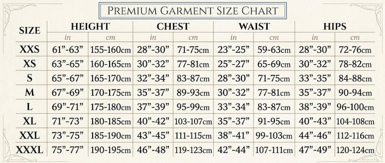Pu&ograve; includere: Una tabella delle taglie per abbigliamento premium con sfondo beige e testo scuro. La tabella elenca le taglie dalla XXS alla XXXL, fornendo le misure di altezza, torace, vita e fianchi in pollici e centimetri per la scelta della taglia.