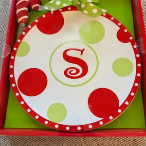 Bandeja y servidor de cerámica para queso Mud Pie con inicial "S".