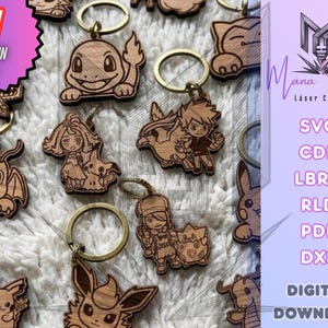 Op de afbeelding: Een verzameling houten sleutelhangers met lasergesneden karakterontwerpen, waaronder diverse wezens en figuren. Elk stuk is bevestigd aan een goudkleurige metalen ring. De afbeelding bevat tekstlabels zoals 71 KEYCHAIN PACK, Mana Studio en bestandsformaten zoals SVG, CDR, LBRN, RLD, PDF en DXF, wat wijst op een digitaal downloadproduct.