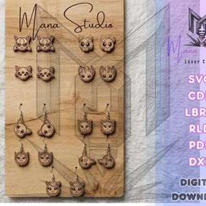 Puede incluir: Un tablero de madera con varios pares de pendientes de madera cortados con láser y grabados con caras de personajes. El tablero tiene la etiqueta Mana Studio e incluye texto con los formatos de archivo SVG, CDR, LBRN, RLD, PDF, DXF.