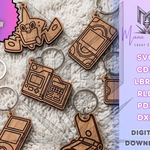 Puede incluir: Un conjunto de ocho llaveros de madera cortados con láser que presentan varios diseños de consolas de juegos portátiles, cada uno unido a una anilla de metal plateado. El texto 8 KEYCHAIN PACK se ve en una insignia rosa y morada, junto a Mana Studio Laser Cut Desing.