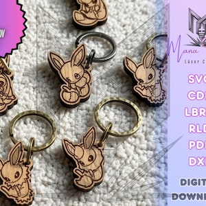 Puede incluir: Un conjunto de seis llaveros de madera cortados con láser que presentan varios diseños de criaturas de dibujos animados. Cada llavero incluye una anilla de metal. La imagen incluye texto que dice 9 KEYCHAIN PACK, Mana Studio Laser Cut Desing, SVG, CDR, LBRN, RLD, PDF, DXF y DIGITAL DOWNLOAD.