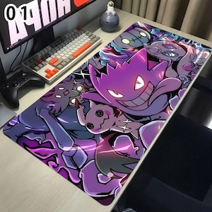 Pode incluir: Um tapete de secretária retangular com uma impressão gráfica vibrante e multicamadas de várias criaturas do tipo fantasma em tons de roxo e escuro. O design inclui uma personagem central proeminente com um sorriso largo, rodeada por figuras mais pequenas em tons de violeta, índigo e preto, criando uma colagem densa e estilizada em toda a superfície.