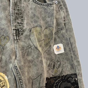Calça jeans patchwork com estampa de leopardo pintada à mão, estilo streetwear grafite, jeans desbotado e desfiado tamanho XS/2 imagem 4