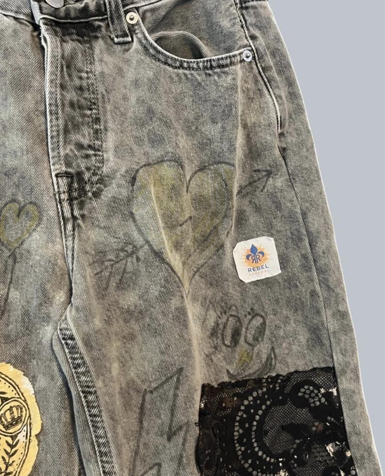 Calça jeans patchwork com estampa de leopardo pintada à mão, estilo streetwear grafite, jeans desbotado e desfiado tamanho XS/2 imagem 4