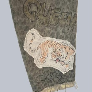 Calça jeans patchwork com estampa de leopardo pintada à mão, estilo streetwear grafite, jeans desbotado e desfiado tamanho XS/2 imagem 9