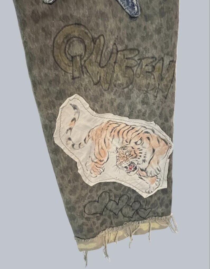 Calça jeans patchwork com estampa de leopardo pintada à mão, estilo streetwear grafite, jeans desbotado e desfiado tamanho XS/2 imagem 9