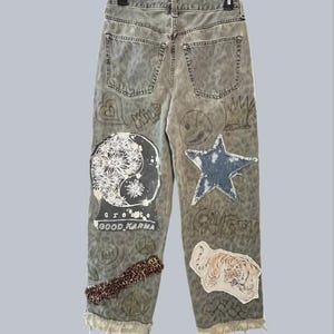 Calça jeans patchwork com estampa de leopardo pintada à mão, estilo streetwear grafite, jeans desbotado e desfiado tamanho XS/2 imagem 7