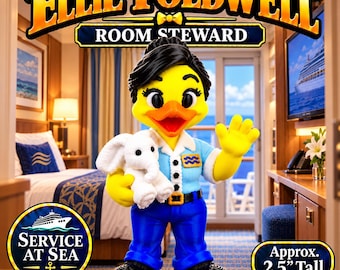以下が含まれることがあります： 黄色いアヒルのフィギュア「Ellie Foldwell Room Steward」。水色のシャツと紺色のズボンを着用し、白いタオルで作られたゾウを持っています。高さは約2.5インチで、「Service at Sea」および「Ellie Foldwell」という文字が記されています。