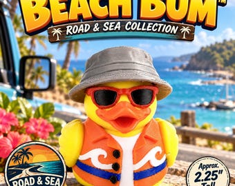 Puede incluir: Un pato de goma amarillo con un sombrero de pescador gris, gafas de sol rojas y un chaleco naranja con patrones de olas blancos y ribete azul. El pato mide 5,72 cm de alto. El texto superior dice BEACH BUM ROAD & SEA COLLECTION.