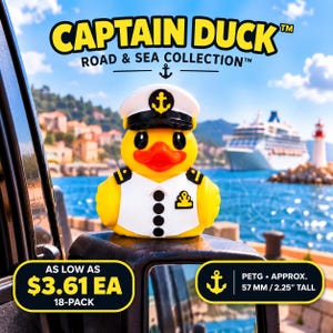 Peut inclure: Un canard en caoutchouc jaune habillé en capitaine de navire avec une casquette blanche, une visière noire et une chemise d'uniforme blanche à boutons noirs. Le texte CAPTAIN DUCK ROAD & SEA COLLECTION est visible. Il mesure 57 mm de haut.