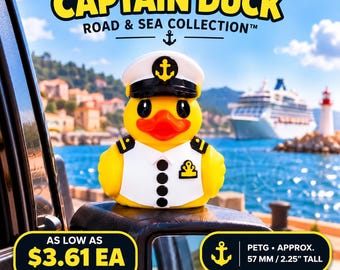 Puede incluir: Un pato de goma amarillo vestido de capitán de barco con gorra blanca, visera negra y camisa de uniforme blanca con botones negros. El texto CAPTAIN DUCK ROAD & SEA COLLECTION es visible. El pato mide 57 mm de altura.