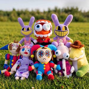 Peut inclure: Une collection de peluches représentant divers personnages aux designs distincts, incluant deux figurines violettes en forme de lapin, une grande créature orange à large bouche, une poupée inspirée d'un bouffon et un dinosaure jaune avec un chapeau marron.