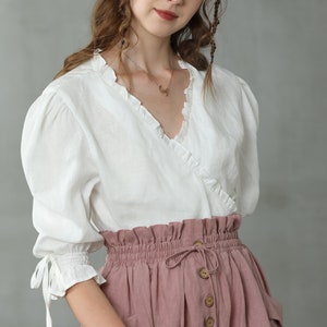 chemise en lin blanc enveloppante, chemisier en lin col en V en blanc, chemisier en lin plissé, chemisier en lin à manches longues, haut à volants | Linennaive