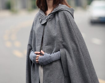 ポンチョ・ケープ BALENCIAGA WOOL CAPE Fabulous Recent Balenciaga Vivid Green Felted Wool Cape w