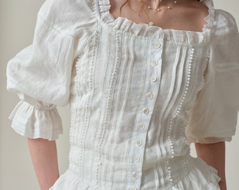 camicetta in lino con spalle scoperte in bianco, beige e oro, camicetta in pizzo, camicetta in lino con volant, camicetta vintage, camicetta con maniche a sbuffo / Linennaive