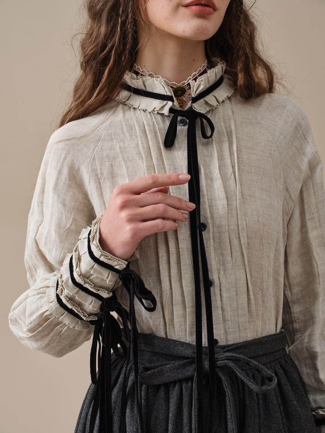 Chemisier en lin à lacets, chemisier beige, chemisier plissé, chemisier en lin à volants, chemisier victorien, chemisier vintage | Linnaïf - Etsy France