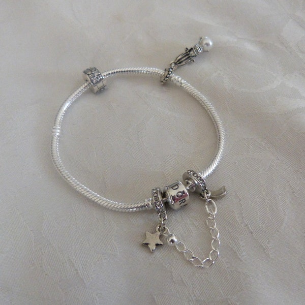 Bracelet pandora avec 2 charmes et une chainette argent 925