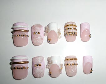 Roze coquette pers op de nagels