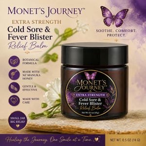 Può includere: Un vasetto in vetro ambrato scuro di balsamo Monet's Journey Extra Strength Cold Sore & Fever Blister Relief Balm. L'etichetta nera presenta una farfalla viola, testo dorato e indica Net Wt. 0.5 oz (14 g). Circondato da fiori bianchi.