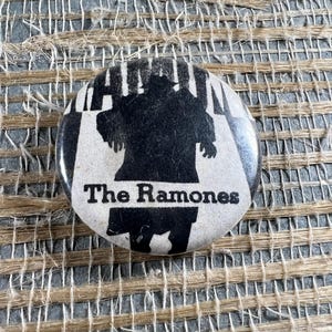 Vintage Ramones Pleasant Dreams 1 inch Pinback Button Badge Pin Punk Rock 1981