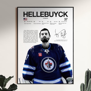 Könnte beinhalten: Ein vertikales Poster mit einem Porträt des Eishockeyspielers Connor Hellebuyck im blauen Trikot der Winnipeg Jets. Der Text enthält seinen Namen, die Nummer 37, Karriereerfolge, einen biografischen Text und eine Unterschrift auf weißem Grund.