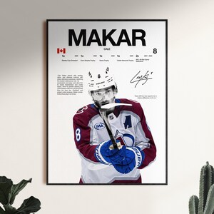 Könnte beinhalten: Ein vertikales Poster mit einem Eishockeyspieler in einem kastanienbraunen, blauen und weißen Trikot, der einen Hockeyschläger hält. Der Text enthält MAKAR, CALE, 8, eine Liste von Auszeichnungen wie Stanley Cup Champion, eine Signatur und Text.