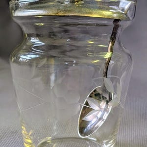 Tapa de tarro de condimentos de vidrio antiguo grabado y cuchara bañada en plata Concord