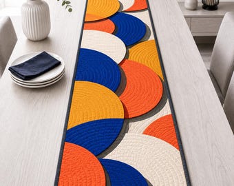 Caminho de mesa geométrico abstrato acolchoado, decoração moderna de meados do século XX com blocos de cores.