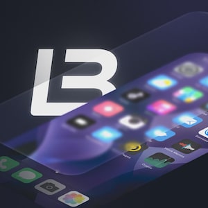 Può includere: Uno schermo di smartphone che mostra una griglia di icone di applicazioni colorate con un grande logo bianco stilizzato composto dalla lettera L e dal numero 3, sovrapposto a un pannello trasparente inclinato su sfondo scuro.