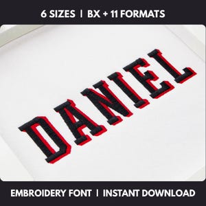 Puede incluir: Un diseño de fuente de bordado que muestra el nombre DANIEL en hilo negro con un efecto de sombra roja sobre un fondo de tela blanca. El texto 6 SIZES | BX + 11 FORMATS y EMBROIDERY FONT | INSTANT DOWNLOAD es visible arriba y abajo.