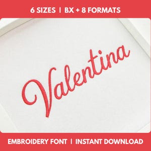 Peut inclure: Un motif de police de broderie présentant le prénom Valentina cousu en fil rouge sur un fond en tissu blanc. Le texte en haut indique 6 SIZES | BX + 8 FORMATS et le texte en bas indique EMBROIDERY FONT | INSTANT DOWNLOAD.