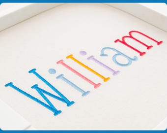 Puede incluir: Un diseño de fuente de bordado con el nombre William cosido en hilo multicolor sobre tela blanca. El texto 6 SIZES | BX + 12 FORMATS y EMBROIDERY FONT | INSTANT DOWNLOAD se muestra en blanco sobre barras azules en la parte superior e inferior.